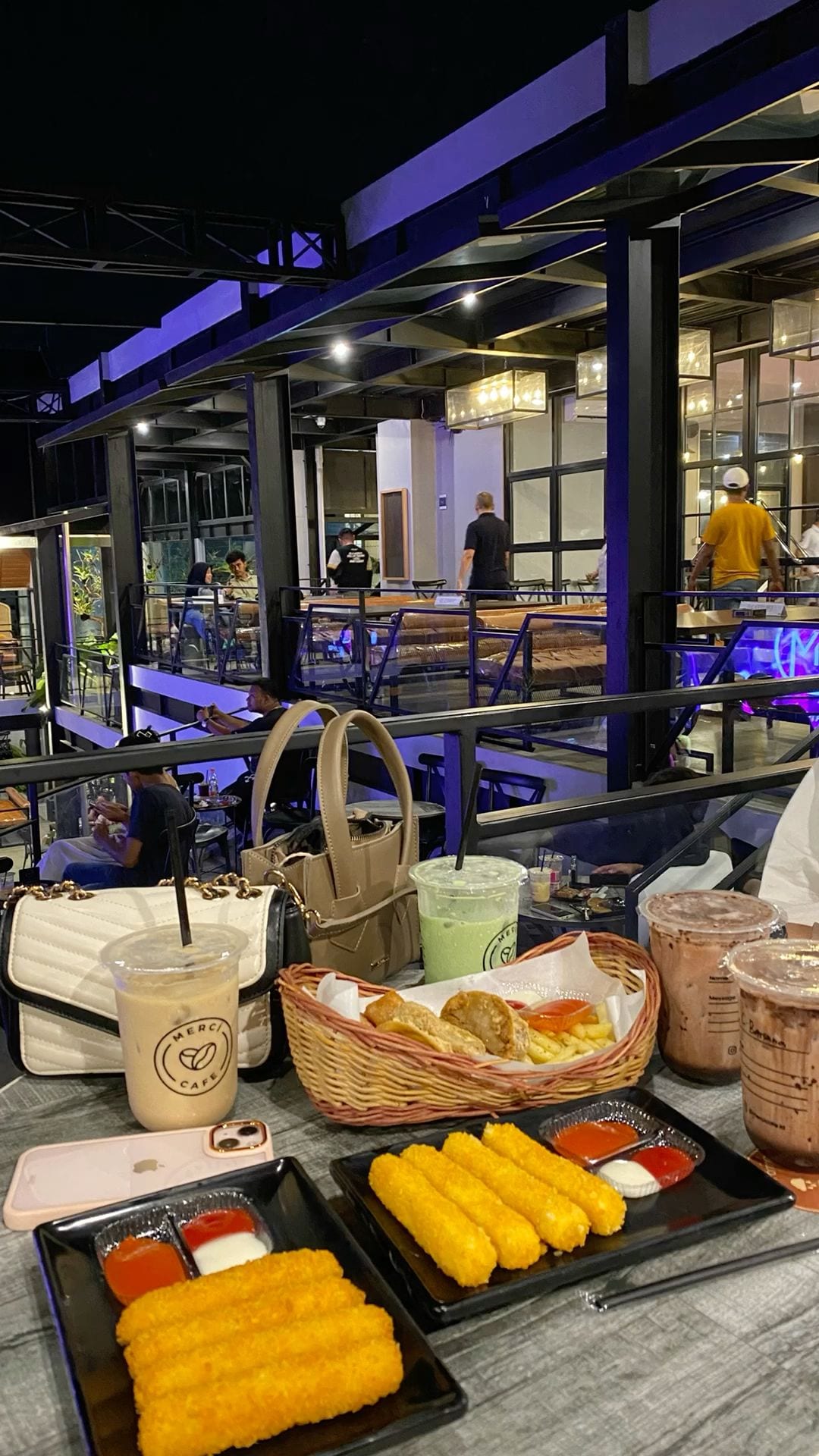 Foto Nongkrong di Cafe