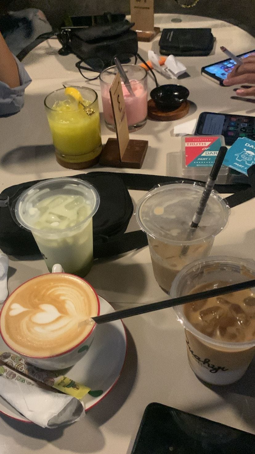 Foto Nongkrong di Cafe
