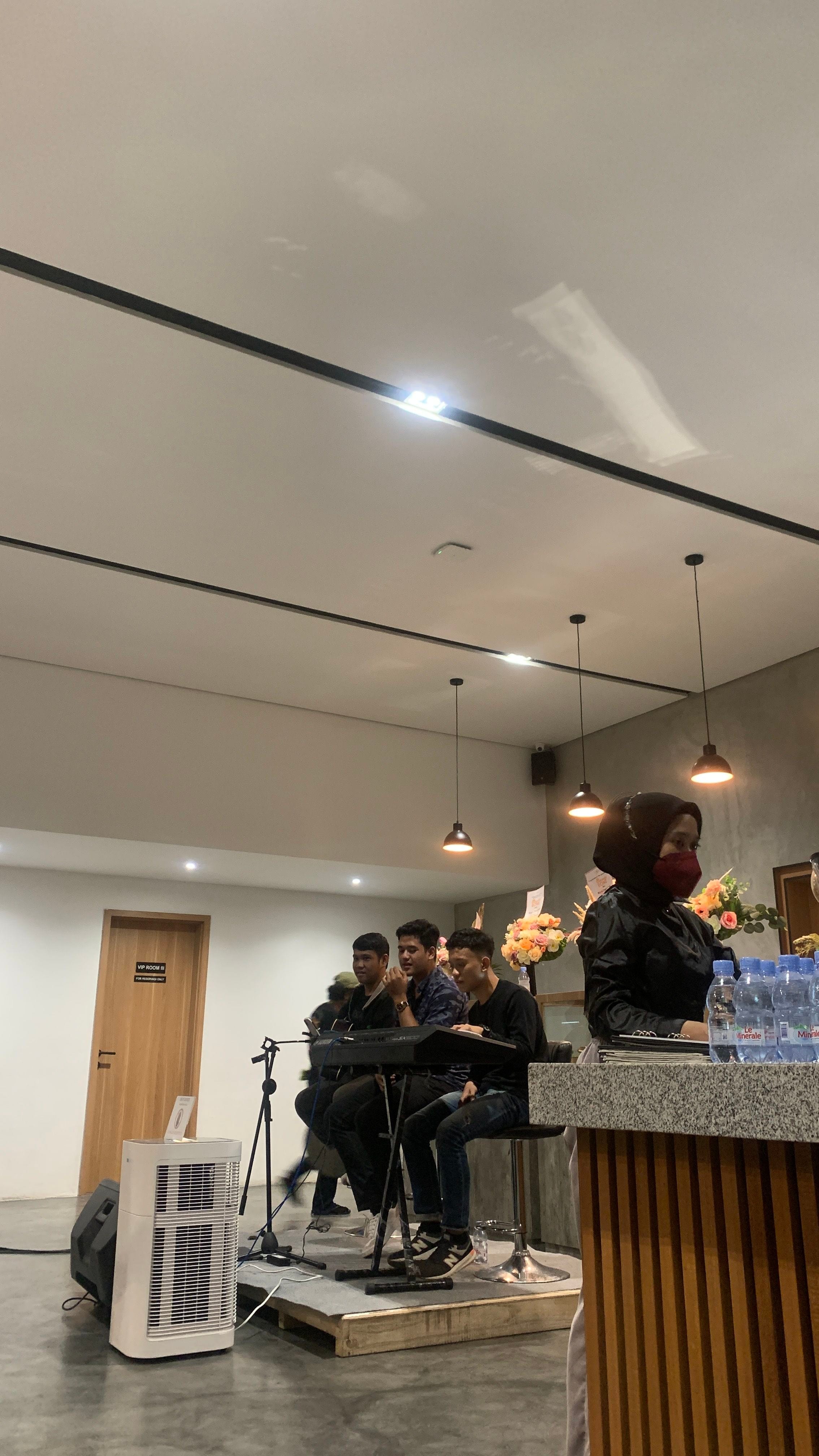 Foto Nongkrong di Cafe