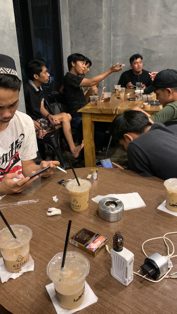 Foto Nongkrong di Cafe