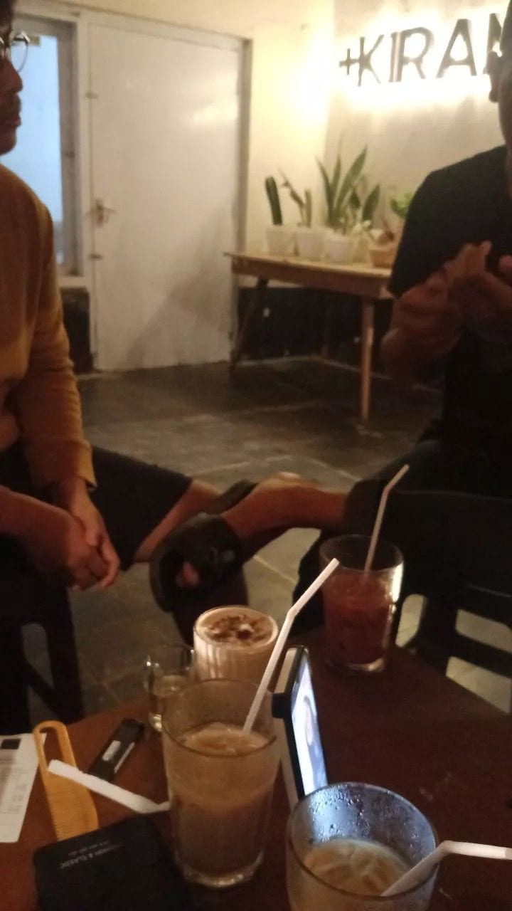 Foto Nongkrong di Cafe