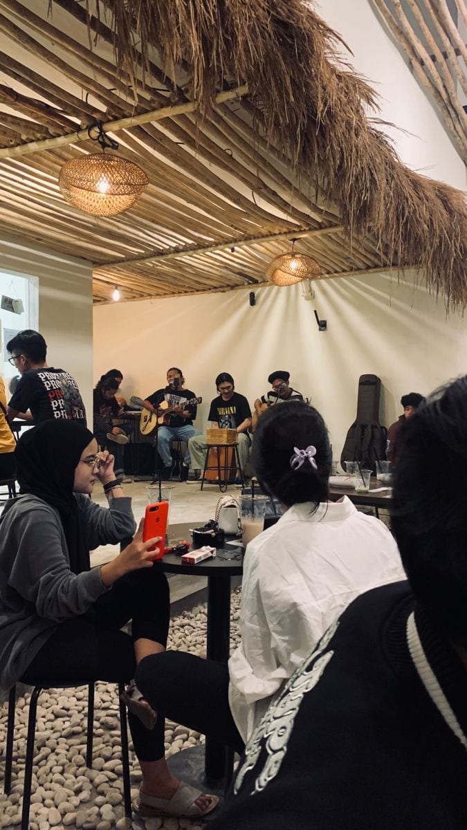 Foto Nongkrong di Cafe