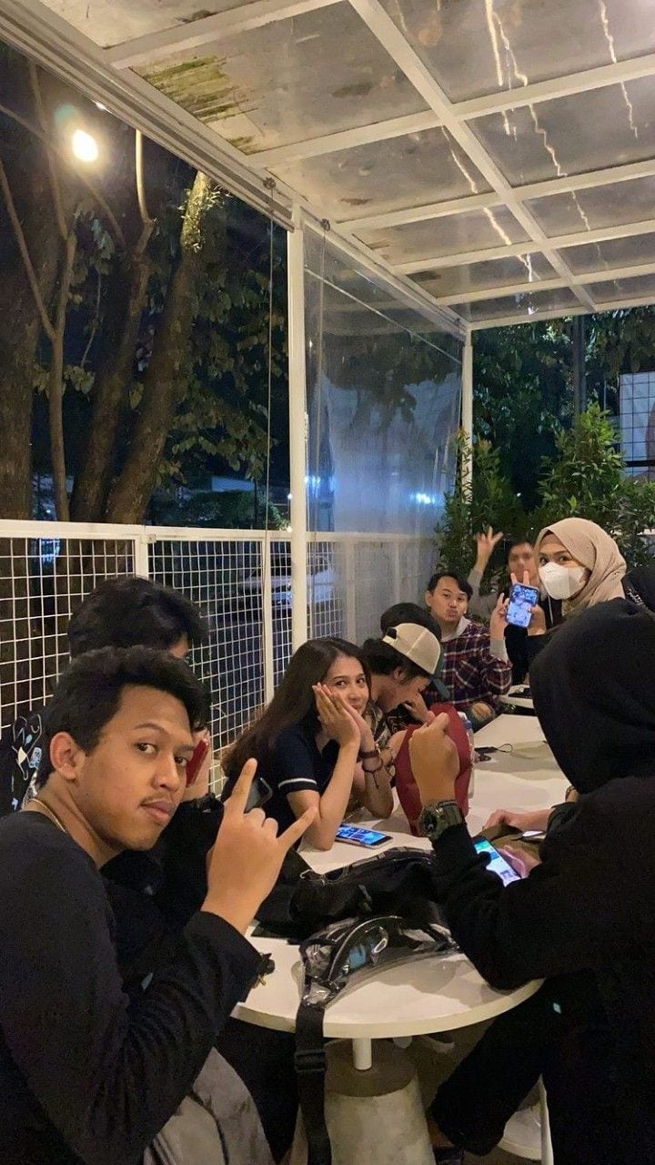 Foto Nongkrong di Cafe
