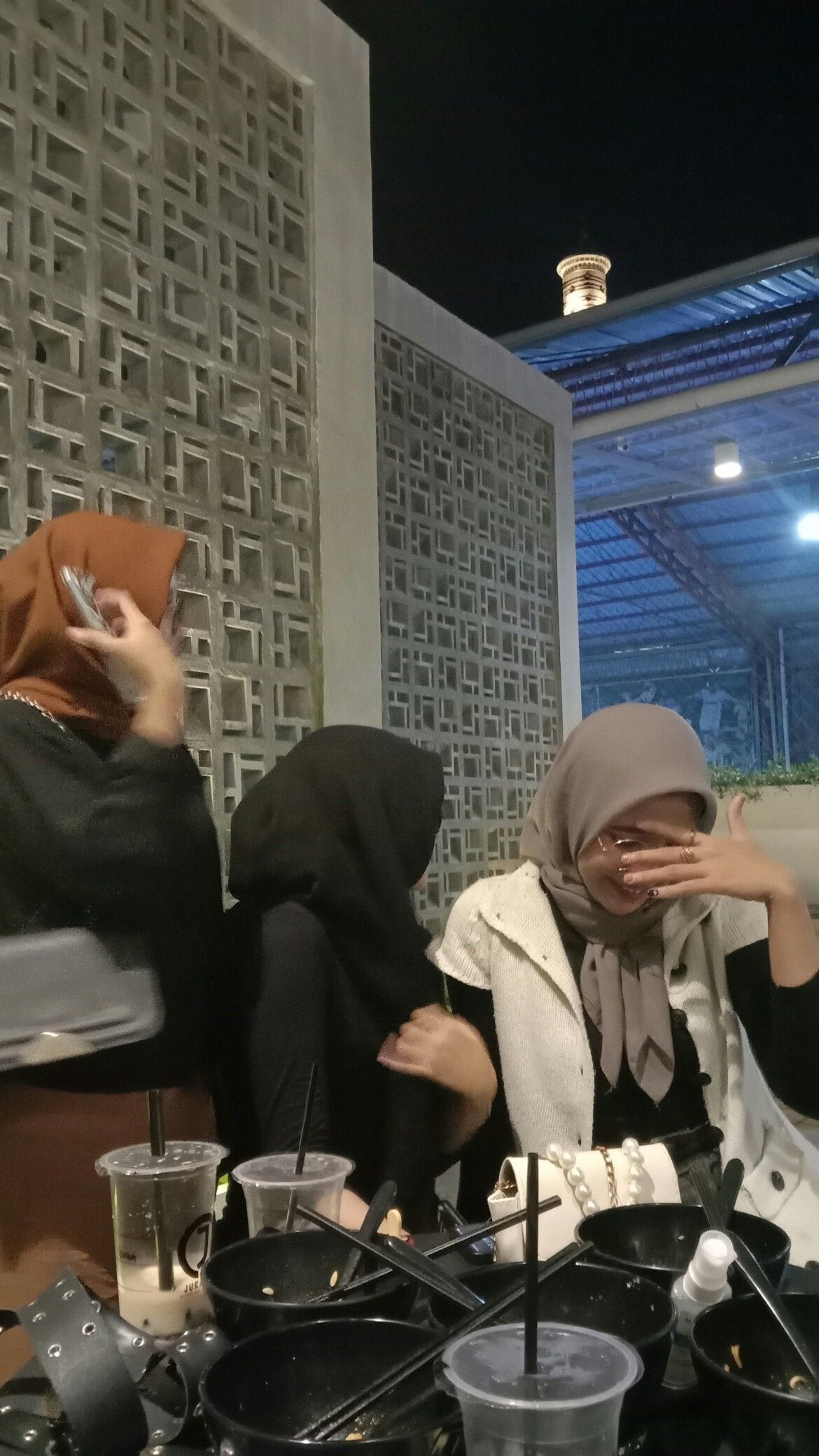 Foto Nongkrong di Cafe