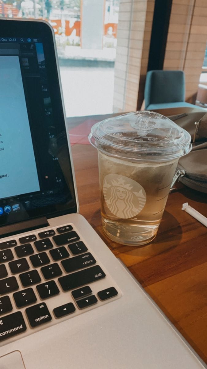 Foto Nongkrong di Cafe