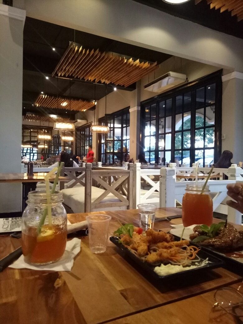 Foto Nongkrong di Cafe