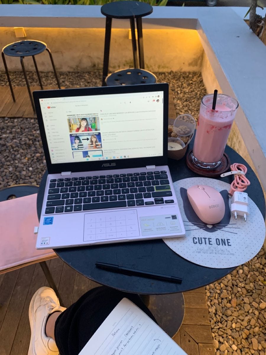 Foto Nongkrong di Cafe