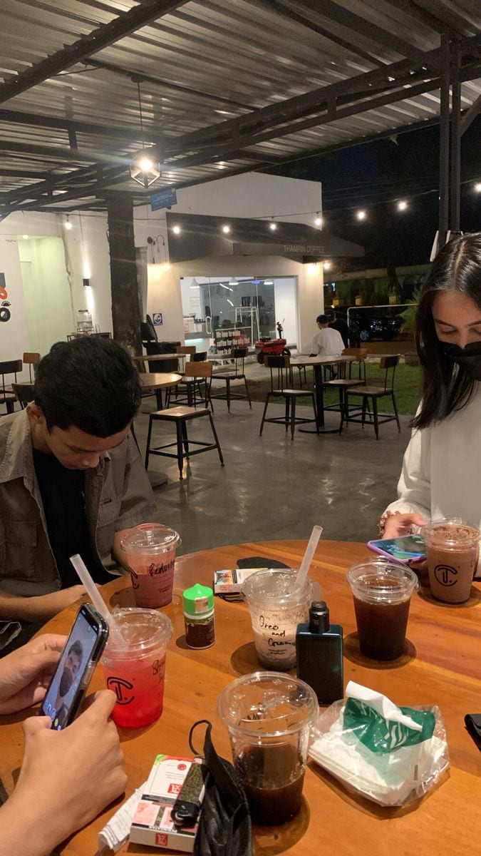 Foto Nongkrong di Cafe